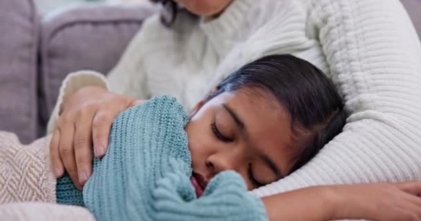 Mãe Menina Dormir Sofá Abraço Conforto Com Cuidado Conforto Cansado — Vídeo de Stock