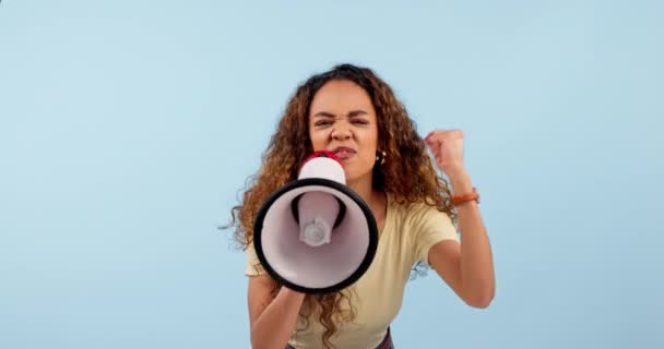 非洲妇女 扩音器 言论和政治愤怒 投票赞成蓝色背景的变革 在演播室里 以声音 行动呼吁 关注或警告面对年轻领导人 — 图库视频影像