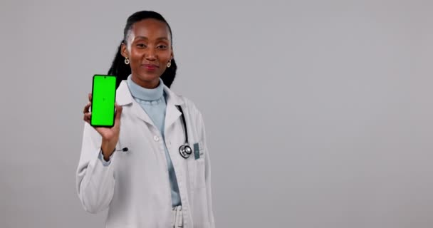 Mujer Negra Médico Apuntando Teléfono Con Pantalla Verde Publicidad Contra — Vídeos de Stock