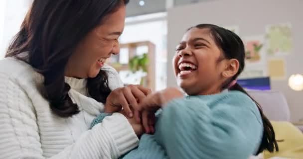 Cócegas Risos Familiares Sofá Sala Estar Com Amor Ligação Apoio — Vídeo de Stock