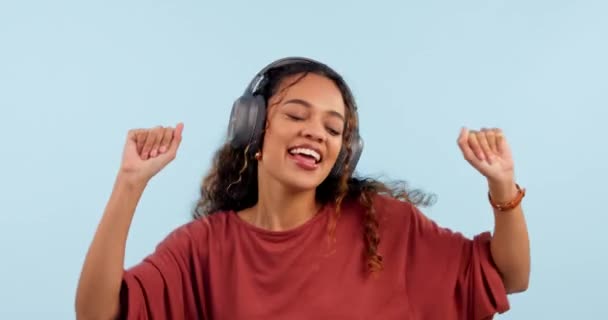 Kobieta Taniec Słuchawki Muzyki Studio Słuchanie Poruszanie Się Pokonać Przez — Wideo stockowe