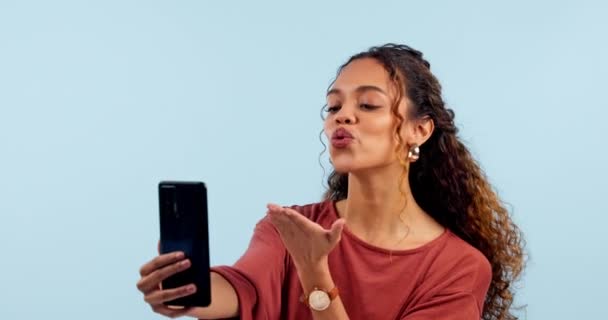 Kvinna Selfie Och Studio För Att Blåsa Kyss Leende Eller — Stockvideo