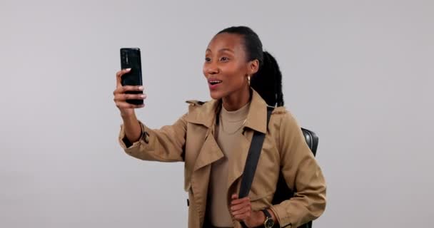 Podróże Zwiedzanie Czarna Kobieta Telefonem Studio Zdjęcia Odkrywania Podróży Przygody — Wideo stockowe