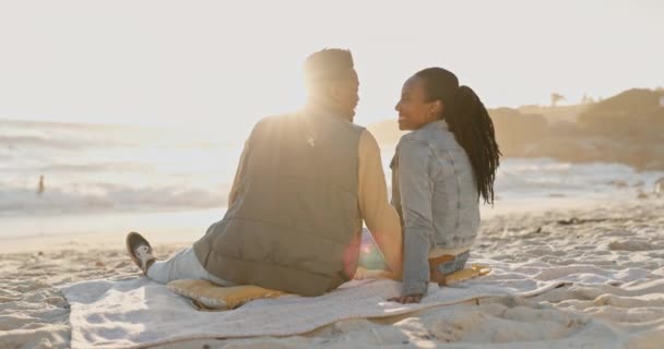 Lächeln Lieben Und Lachen Mit Einem Schwarzen Paar Strand Zusammen — Stockvideo