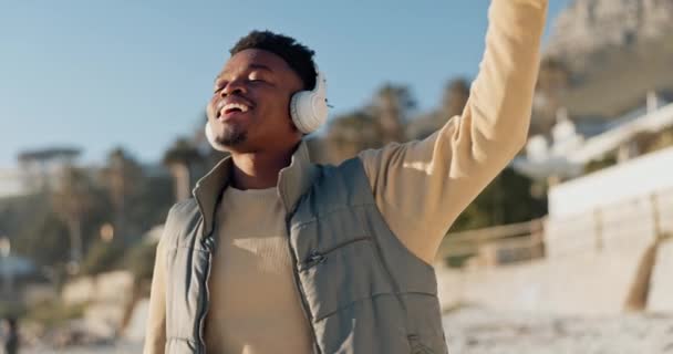 Słuchawki Muzyka Czarny Mężczyzna Tańczą Plaży Dla Wolności Świeżym Powietrzu — Wideo stockowe