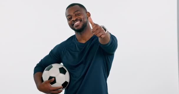 Voetbal Zwarte Man Duimen Omhoog Teken Geïsoleerd Studio Voor Training — Stockvideo