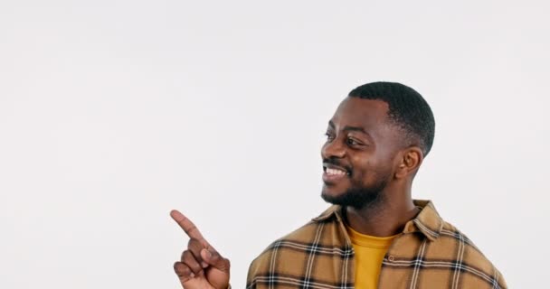 Señalando Para Ofrecer Cara Negro Hombre Estudio Por Acuerdo Descuento — Vídeos de Stock