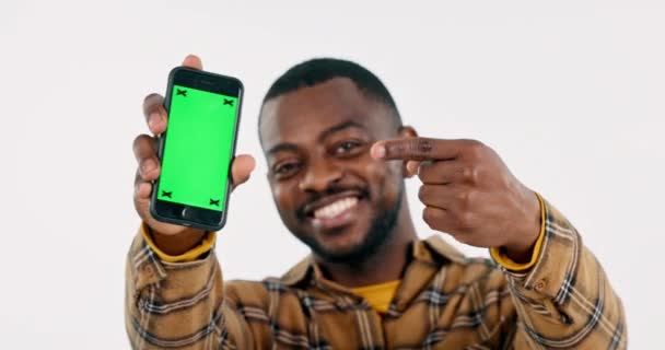 Cara Hombre Negro Señalando Teléfono Pantalla Verde Para Publicidad Redes — Vídeos de Stock