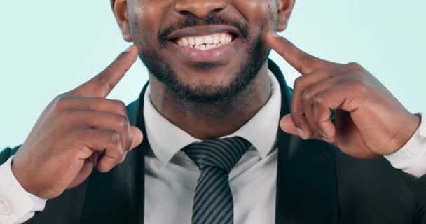 Usta Zęby Zbliżenie Uśmiech Człowieka Studio Odizolowany Niebieskim Tle Szczęśliwa — Wideo stockowe