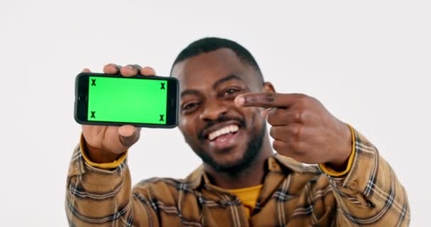 Šťastný Černoch Ukazující Nebo Telefon Zelené Obrazovce Pro Sociální Média — Stock video