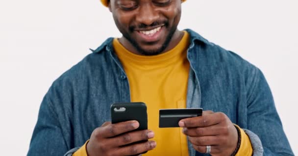 Hombre Feliz Tarjeta Crédito Teléfono Inteligente Estudio Para Compras Línea — Vídeo de stock