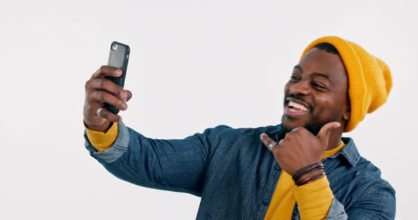 Cool Svart Man Eller Influencer Tar Selfie Studio Sociala Medier — Stockvideo