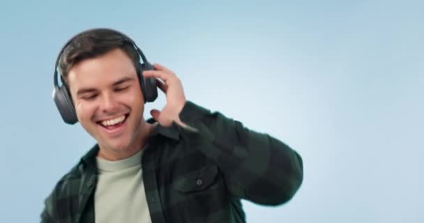 Музыка Наушники Счастливый Человек Танцуют Студии Свободой Энергией Праздником Голубом — стоковое видео