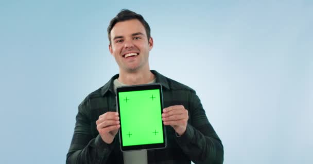 Schermo Verde Tablet Volto Felice Uomo Studio Con Mockup Offerta — Video Stock