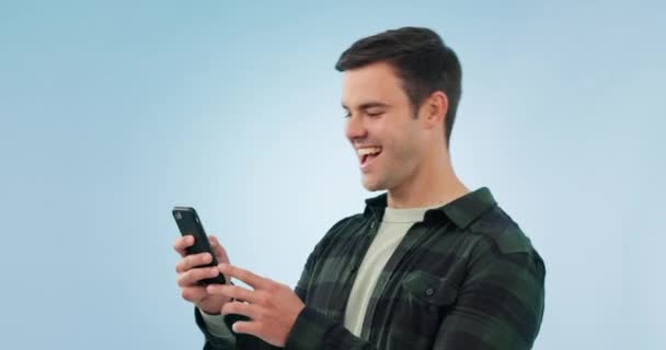 胜利者 拳头和快乐的男人手机在工作室里为哇 新闻或蓝色背景的机会 具有通知 反馈或评论 电子邮件或竞争结果的智能手机 应用程序和男性模式 — 图库视频影像