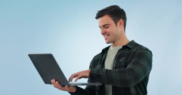Ноутбук Счастливый Мужчина Студии Печатающий Исследования Фрилансерском Проекте Технологией Улыбка — стоковое видео
