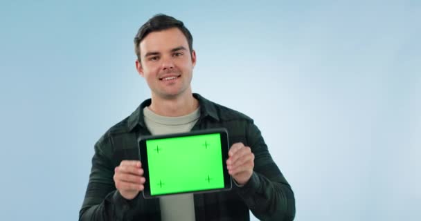 태블릿 화면과 파란색 배경에 모크업 프로모션 정보와 스튜디오에서 남자의 플랫폼 — 비디오