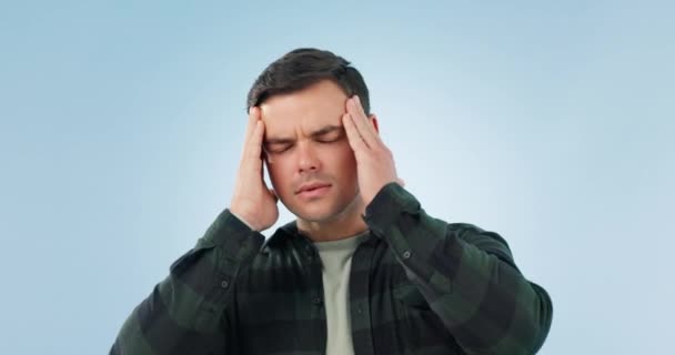 Estrés Dolor Cabeza Hombre Estudio Con Ansiedad Vértigo Crisis Salud — Vídeos de Stock