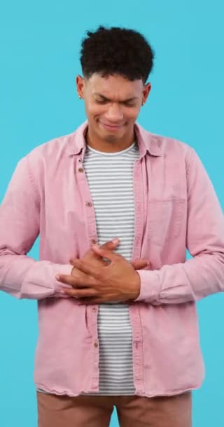 Dor Estômago Dor Indigestão Rosto Homem Sobre Fundo Azul Estúdio — Vídeo de Stock