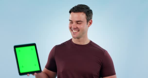 Homem Fitness Polegares Para Cima Com Tela Verde Tablet Para — Vídeo de Stock