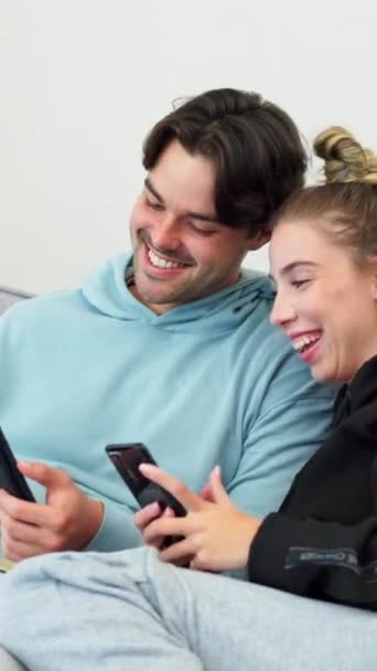 Téléphone Rire Couple Regardant Vidéo Une Blague Drôle Comique Comique — Video