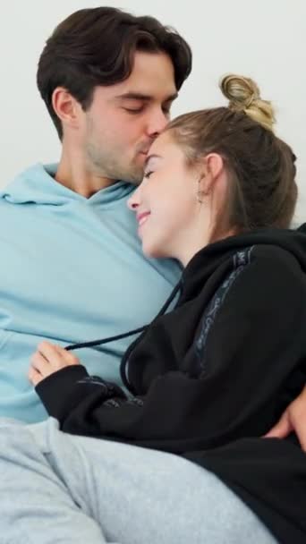 Paar Umarmung Und Kuss Auf Dem Sofa Für Liebe Pflege — Stockvideo