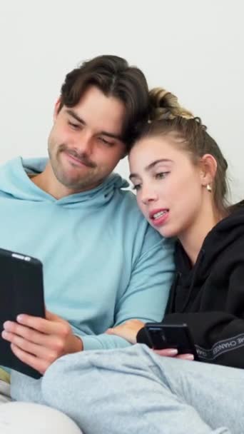Tablette Heureux Couple Regardant Une Vidéo Ensemble Sur Les Médias — Video