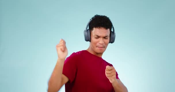 Hombre Auriculares Energía Con Batería Música Divertido Emocionado Con Danza — Vídeo de stock