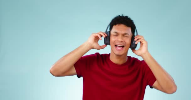 Homem Feliz Fones Ouvido Estúdio Dança Com Música Rádio Áudio — Vídeo de Stock