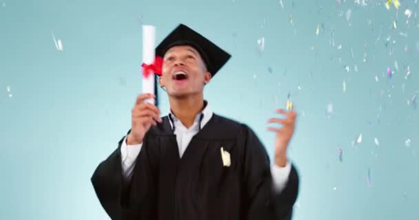 Promoce Student Muž Konfety Oslavy Úspěch Dosažení Vysoké Školy Nebo — Stock video