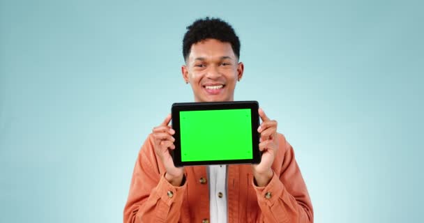 태블릿 스튜디오에서 온라인 광고에 웹사이트에 기술을위한 파란색 배경에 모크업 제안을 — 비디오