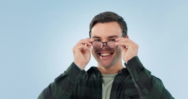Очки Счастливые Лицо Человека Синем Фоне Оптометрии Зрение Очки Продукта — стоковое видео
