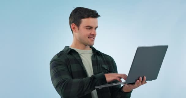 Ноутбук Улыбка Мужчина Студии Печатающие Исследований Фрилансерском Проекте Технологией Счастливая — стоковое видео