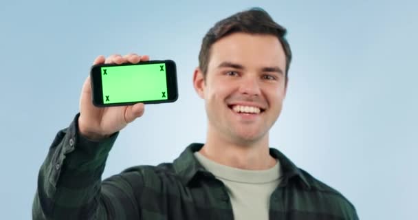 Tela Verde Telefone Rosto Homem Com Mão Apontando Acordo Estúdio — Vídeo de Stock