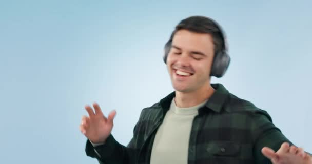 Feliz Baila Hombre Con Auriculares Musicales Estudio Para Libertad Energía — Vídeos de Stock