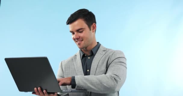 Laptop Gülümseme Adamı Internetteki Dava Raporları Için Stüdyoda Yazılar Yazıyor — Stok video