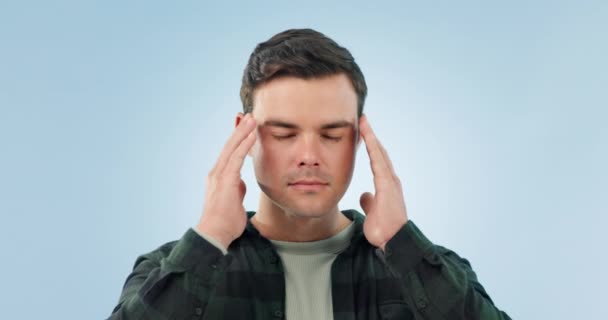 头疼和男人在工作室与压力 眩晕或精神健康危机的蓝色背景 大脑迷茫 错误和男性模式 带有后悔 选择或决定失败的情绪 — 图库视频影像