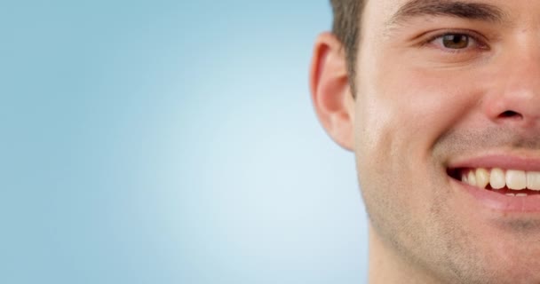 Стоматология Макет Лицо Человека Студии Отбеливанием Зубов Результатами Улыбкой Голубом — стоковое видео