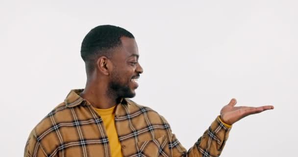 Apuntando Maqueta Hombre Feliz Negro Estudio Por Acuerdo Descuento Venta — Vídeo de stock