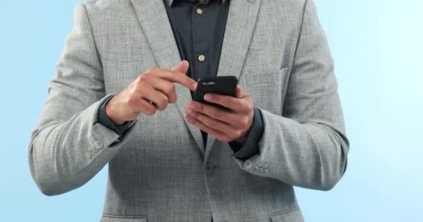 Telefone Mãos Close Empresário Estúdio Digitando Uma Mensagem Nas Mídias — Vídeo de Stock