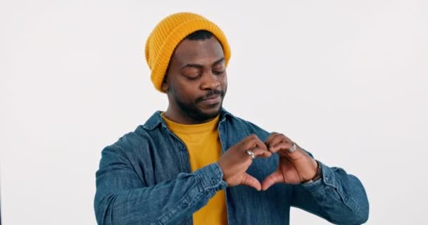Coração Mãos Rosto Homem Negro Estúdio Para Bondade Cuidado Doação — Vídeo de Stock