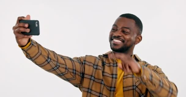 Línea Hombre Negro Influencer Tomando Una Selfie Estudio Las Redes — Vídeo de stock