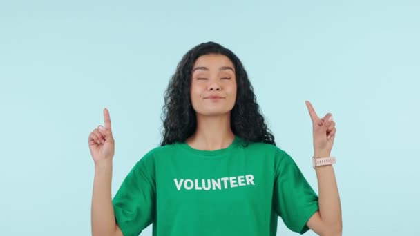 Vrouw Vrijwilliger Gezicht Wijzen Omhoog Met Ruimte Reclame Ngo Liefdadigheid — Stockvideo