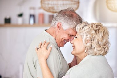 Mutlu, sevgi ve kıdemli çiftin yüzü evde güven, özen ve güvenle dans ediyor, bağ kuruyor ve gülüyor. Emeklilik, romantizm ve heyecanlı erkek, kadınla yaşlı adam samimiyet, destek ya da güvenlikle sarılır..