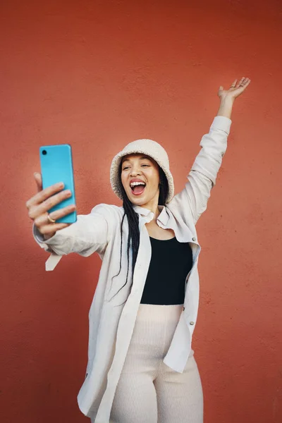 Selfie Wall Woman Phone City Travel Freedom Having Fun Orange — Stock Photo, Image