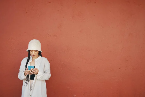 Mockup Muur Vrouw Met Telefoon Een Stad Voor Reizen Zoeken — Stockfoto
