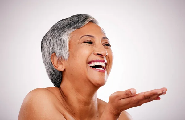 Cara Cuidado Piel Mujer Madura Ríen Tratamiento Divertido Envejecimiento Brillo — Foto de Stock