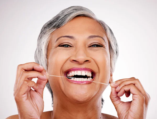 老年妇女 牙线和工作室肖像保健 美容和清洁嘴的白色背景 成熟的女模 牙齿美白 自我照顾线 呼吸线和健康的微笑线 — 图库照片