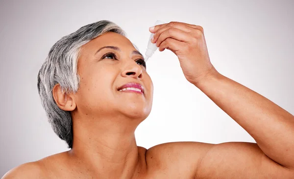 Senior Vrouw Oogdruppels Lichaamsverzorging Met Cosmetica Product Farmaceutisch Tegen Een — Stockfoto
