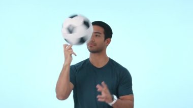 Futbol topu, Stüdyodaki adamın yüzü, gülümsemesi ve spor hilesi, yetenek ya da pratik için onay jesti. Mutlu, portre ve Hintli erkek futbolcu. El işareti mavi arka planda.